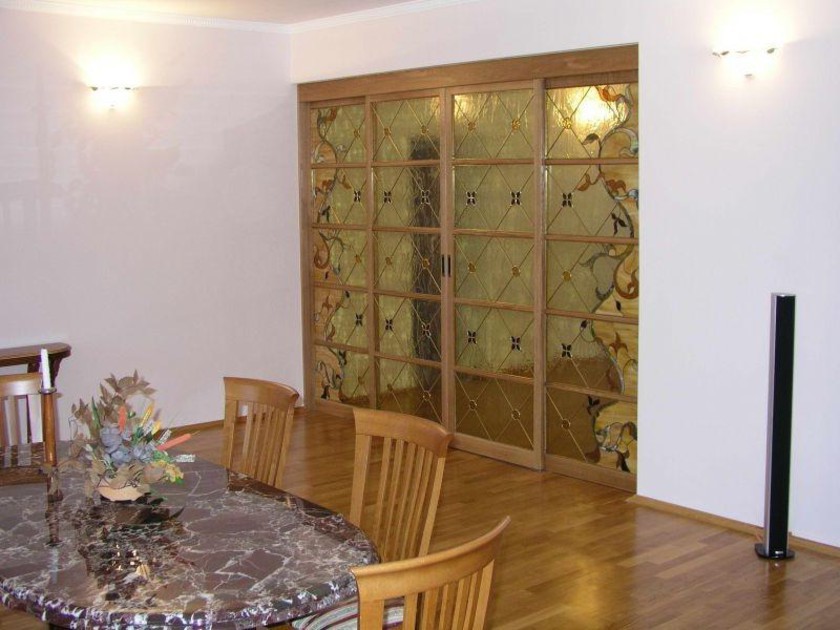 Перегородка для гостиной с цветным стеклом и декоративными вставками Ярославль