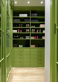 Г-образная гардеробная комната в зеленом цвете Ярославль